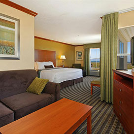 Best Western Plus Seawall Inn & Suites by the Beach suite with king bed
